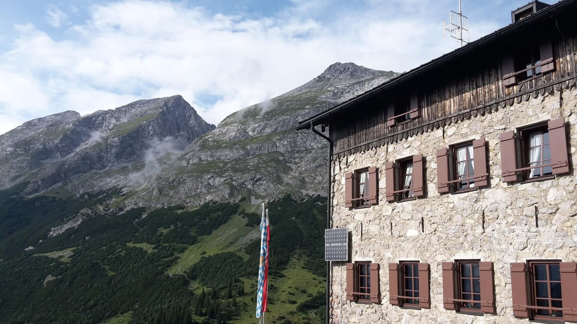 Das Karwendelhaus 1765m - Im Karwendel Am Fuße Der Birkkarspitze